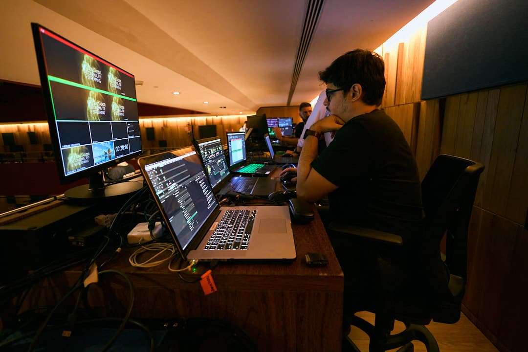 Ilha de transmissão ao vivo com computadores