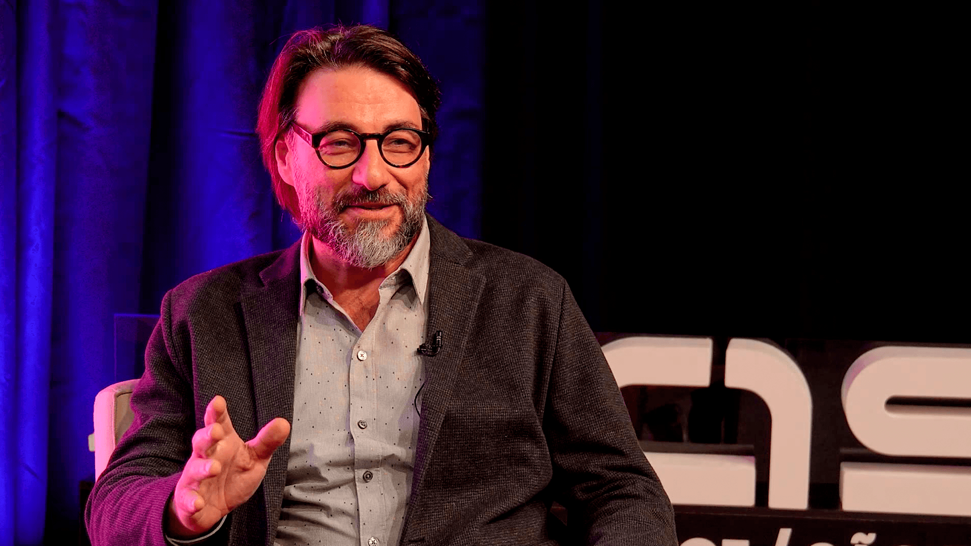 Apresentador em evento corporativo