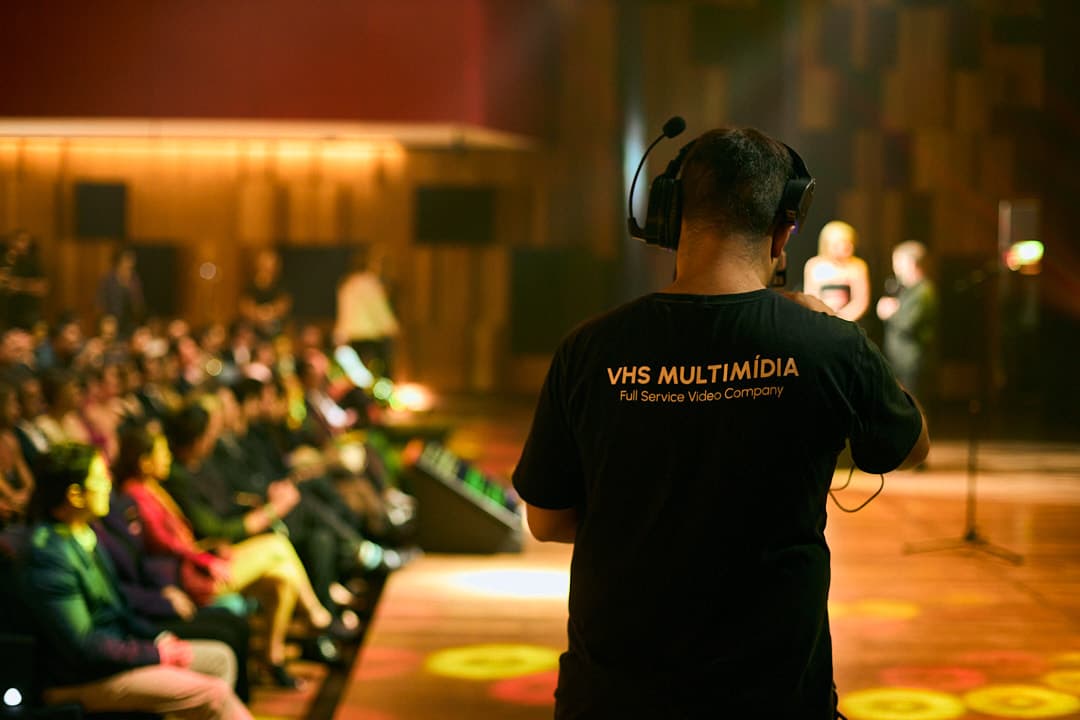 Operador técnico em evento ao vivo